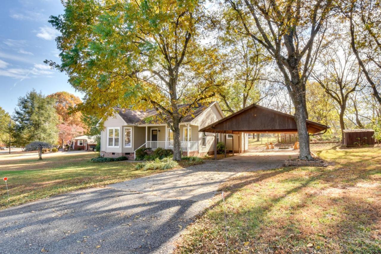 Tranquil Travelers Rest Home With Fire Pit! Exterior photo